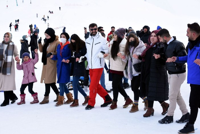 Bitlis'te meşaleli kayak gösterisi