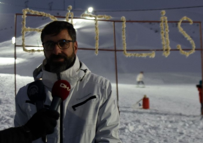 Bitlis'te meşaleli kayak gösterisi