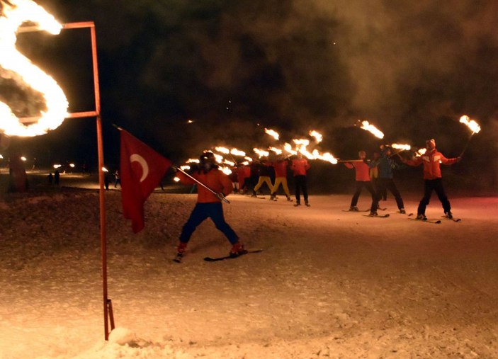 Bitlis'te meşaleli kayak gösterisi