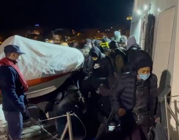 İzmir açıklarında 80 göçmen yakalandı, 45 göçmen de kurtarıldı -4
