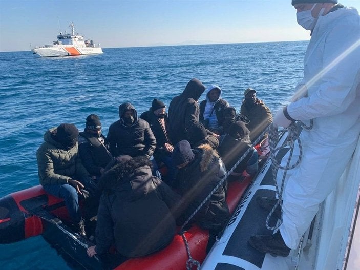 İzmir açıklarında 80 göçmen yakalandı, 45 göçmen de kurtarıldı -2