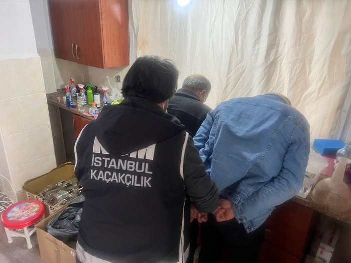 Beykoz'da sahte içki imalathanesine baskın: Şüphelilerin bondrol kandırmacası  -3