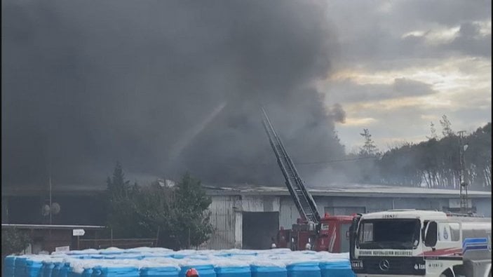 Kemerburgaz'da doğal kaynak suyu dolum tesisinde yangın (1)  -2