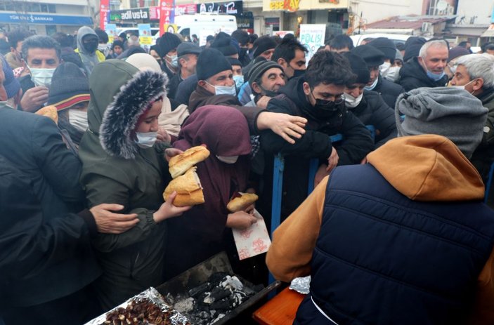 Bedava dağıtılan sucuk ekmekten almak isteyenler izdihama neden oldu -1