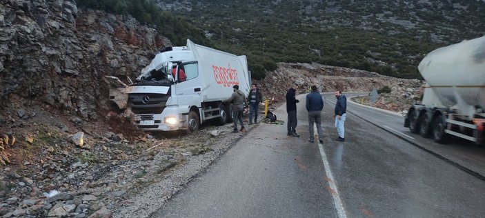 Antalya'da kamyon kayalığa çarptı: 1 ölü, 1 yaralı -1