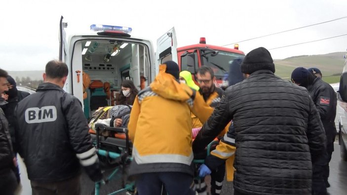 Arnavutköy'de can pazarı... Hasta nakil aracındaki yaralıları kurtarmak için seferber oldular -8