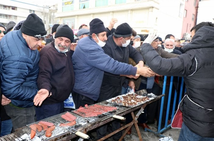 Bedava dağıtılan sucuk ekmekten almak isteyenler izdihama neden oldu -6