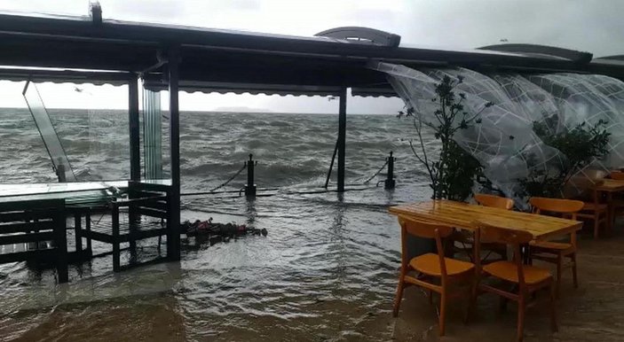 Köyceğiz Gölü taştı, kordondaki iş yerlerinin masa ve sandalyeleri su altında kaldı -1