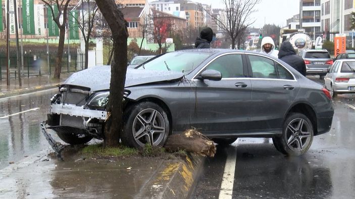 Pendik'te kayganlaşan zeminde karşı şeride geçerek kaza yapan araç kamerada -1