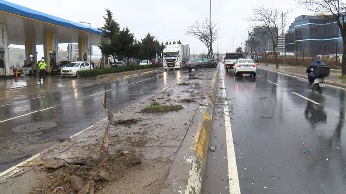 Pendik'te kayganlaşan zeminde karşı şeride geçerek kaza yapan araç kamerada -2