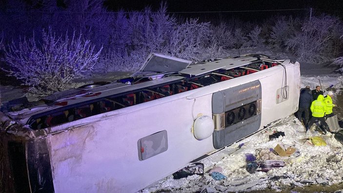 Afyonkarahisar'da yolcu otobüsü devrildi: 15 yaralı -2