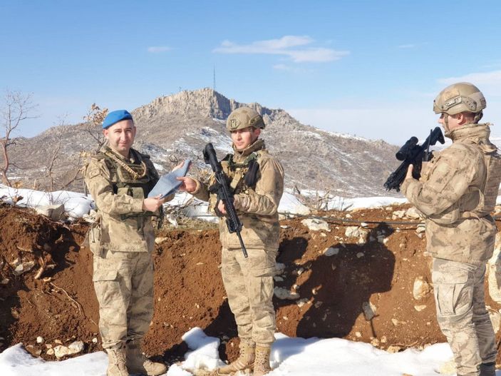 Berlin'de ördüğü çorapları, Şırnak'taki askerlere gönderdi -1