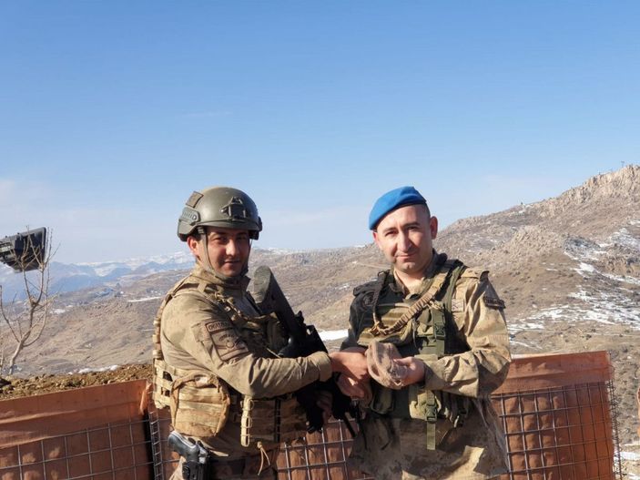 Berlin'de ördüğü çorapları, Şırnak'taki askerlere gönderdi -8