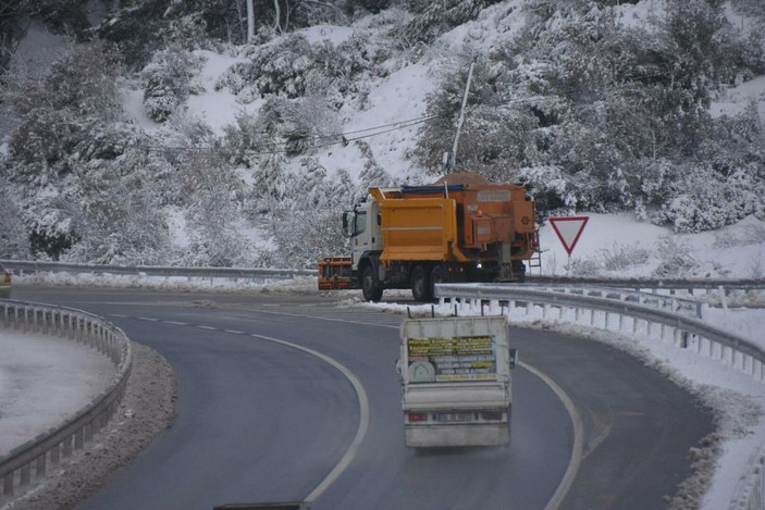 İzmir'de kar yağışı; Sabuncubeli Geçidi'nde önlem alındı -4