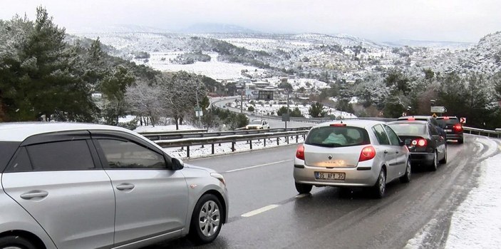 İzmir'de kar yağışı; Sabuncubeli Geçidi'nde önlem alındı -10