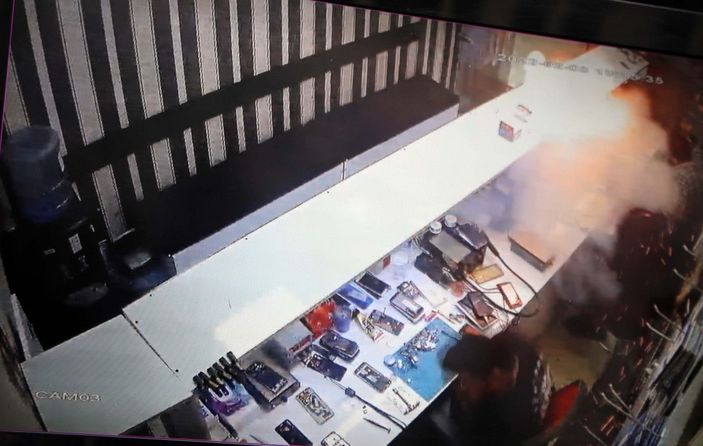 Tamirdeki telefonun patlama anı kamerada -7