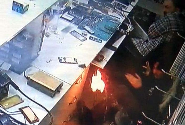 Tamirdeki telefonun patlama anı kamerada -1