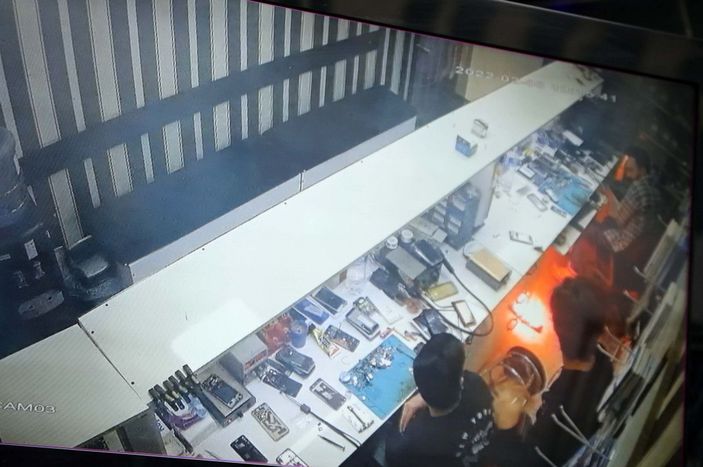 Tamirdeki telefonun patlama anı kamerada -2