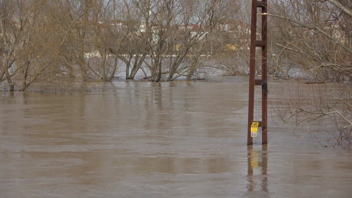 Debisi 20 kat artan Ergene Nehri çevresinde turuncu alarm verildi