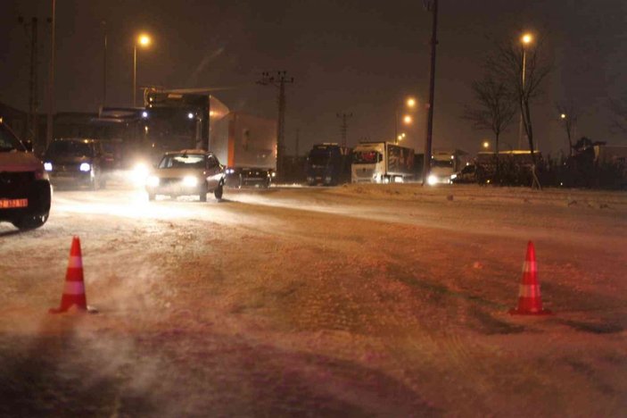 Konya’yı çevre illere bağlayan yollar, kar yağışı nedeniyle ulaşıma kapatıldı