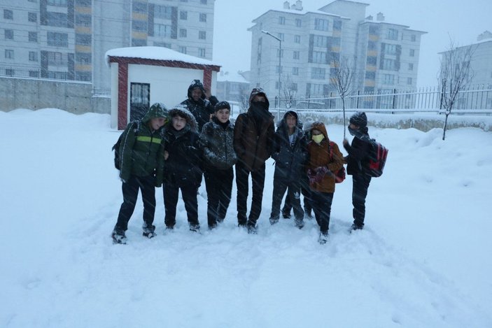 Hakkari kent merkezi ile 2 ilçesinde okullara 'kar' tatili -7