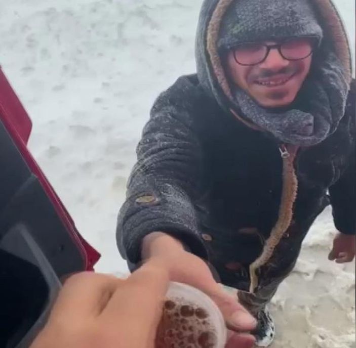 Mahsur kalanlara çay dağıtan imam hatip: Yüzlerindeki mutluluk, beni mutlu etti -3