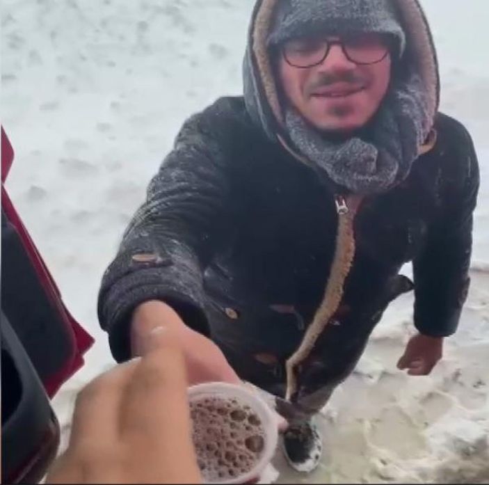 d Mahsur kalanlara çay dağıtan imam hatip: Yüzlerindeki mutluluk, beni mutlu etti -4