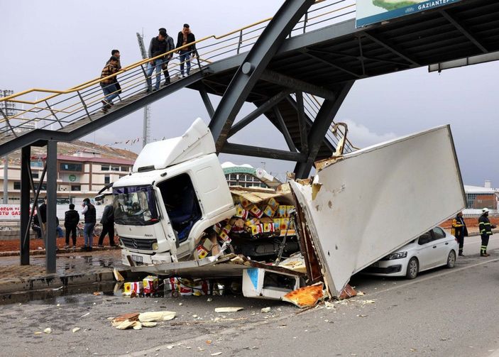 Üst geçide çarpan TIR’ın dorsesi otomobilin üzerine devrildi -1