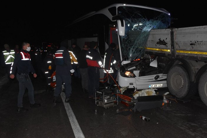 Yolcu otobüsü ile 2 TIR'ın karıştığı kazada 1 kişi öldü, 13 yolcu yaralandı -5