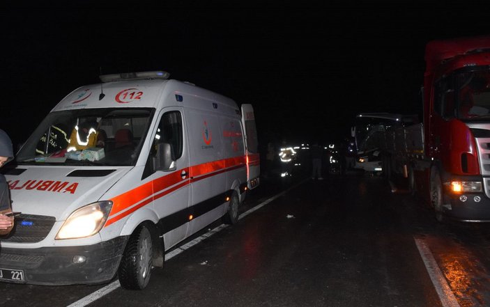 Yolcu otobüsü ile 2 TIR'ın karıştığı kazada 1 kişi öldü, 13 yolcu yaralandı -7