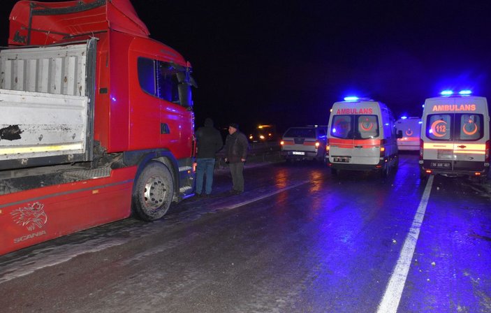 Yolcu otobüsü ile 2 TIR'ın karıştığı kazada 1 kişi öldü, 13 yolcu yaralandı -8