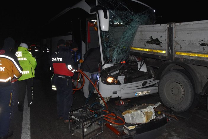 Yolcu otobüsü ile 2 TIR'ın karıştığı kazada 1 kişi öldü, 13 yolcu yaralandı -2