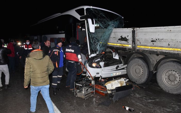 Yolcu otobüsü ile 2 TIR'ın karıştığı kazada 1 kişi öldü, 13 yolcu yaralandı -1