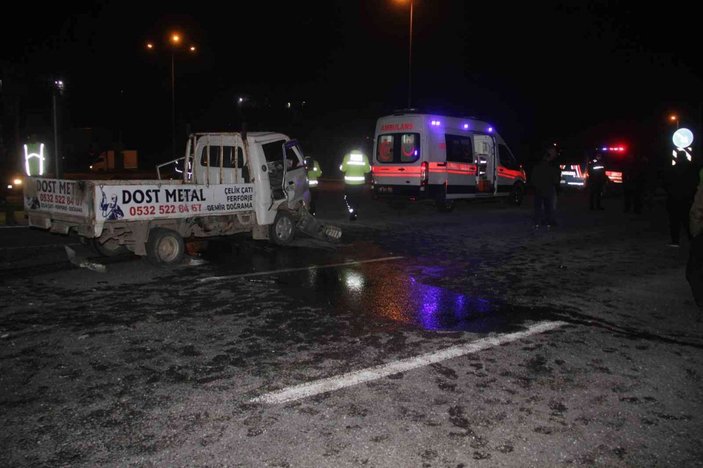 Balıkesir’de kamyonet, kırmızı ışıkta bekleyen araçlara çarptı: 1 ölü 6 yaralı