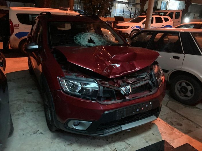 İzmir'de otomobilin çarptığı yaya, metrelerce sürüklenerek can verdi
