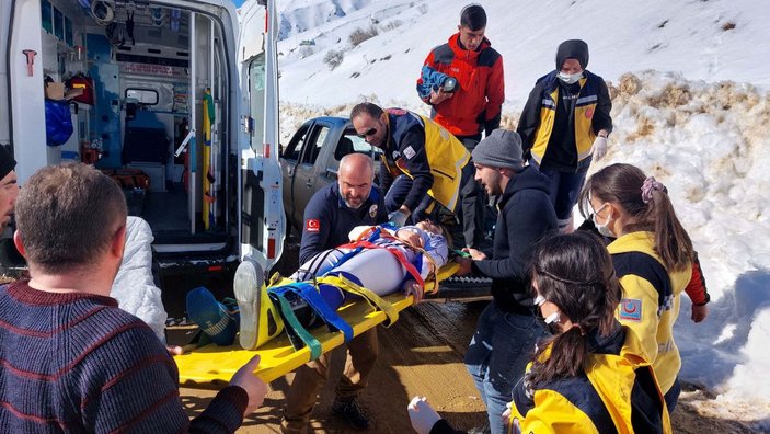 Sakatlanan genç kayakçı, kamyonet kasasında taşındı -9