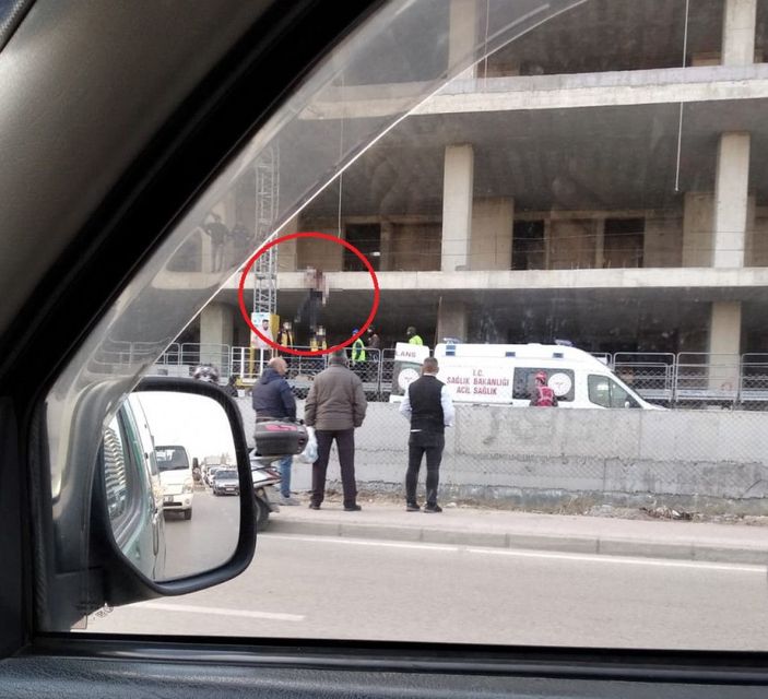 6'ncı kattan inşaat demirinin üzerine düşen işçi hayatını kaybetti -1