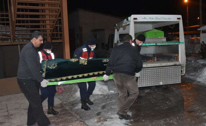 d Babasını öldürdükten sonra dışarıya çıplak çıkarak donmayı beklemiş -4