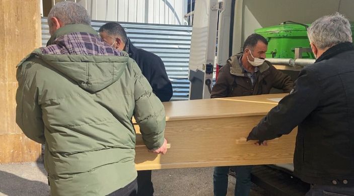 d Babasını öldürdükten sonra dışarıya çıplak çıkarak donmayı beklemiş -1