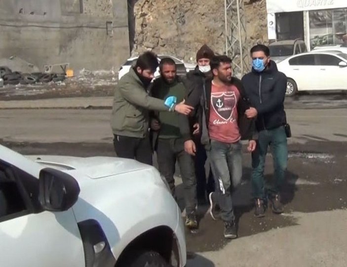 Kars'ta 15 kaçak göçmen yakalandı, üzerlerinden sahte yol izin belgesi çıktı -1