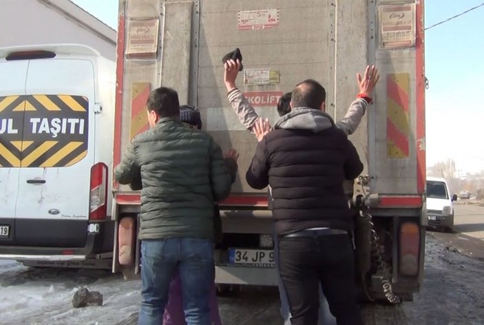 Kars'ta 15 kaçak göçmen yakalandı, üzerlerinden sahte yol izin belgesi çıktı -8