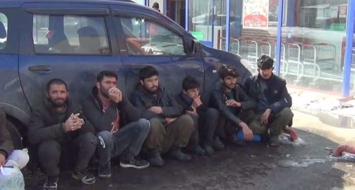 Kars'ta 15 kaçak göçmen yakalandı, üzerlerinden sahte yol izin belgesi çıktı -4
