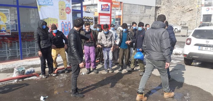 Kars'ta 15 kaçak göçmen yakalandı, üzerlerinden sahte yol izin belgesi çıktı -5