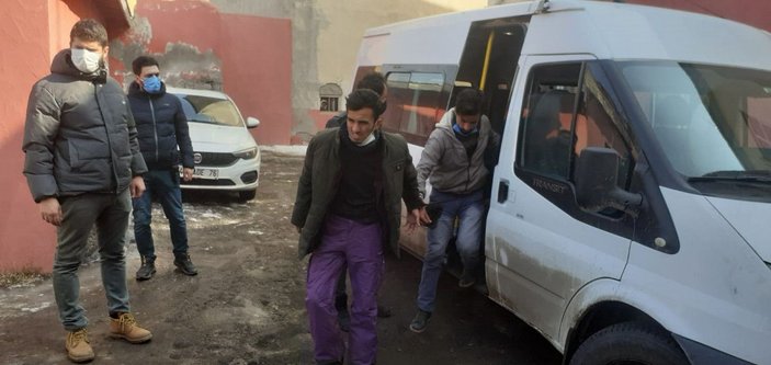 Kars'ta 15 kaçak göçmen yakalandı, üzerlerinden sahte yol izin belgesi çıktı -7