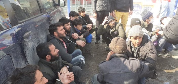 Kars'ta 15 kaçak göçmen yakalandı, üzerlerinden sahte yol izin belgesi çıktı -6