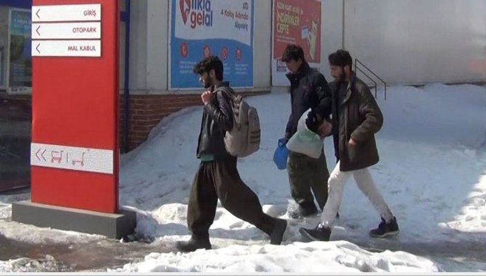 Kars'ta 15 kaçak göçmen yakalandı, üzerlerinden sahte yol izin belgesi çıktı -3