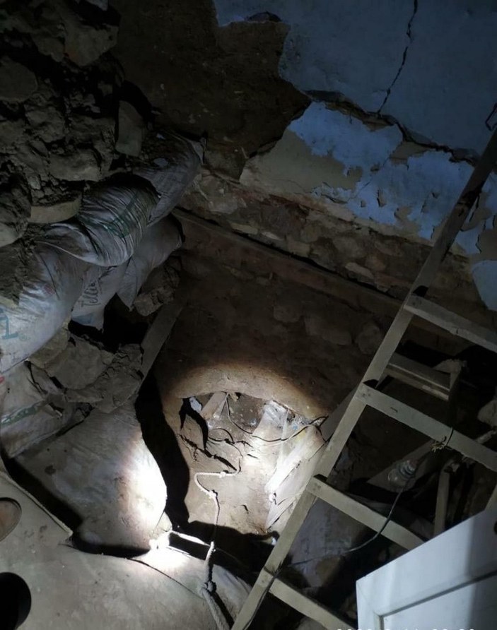 İzmir'de tarihi caminin yakınında ev tutan kişi gömü için 6 ay tünel kazdı