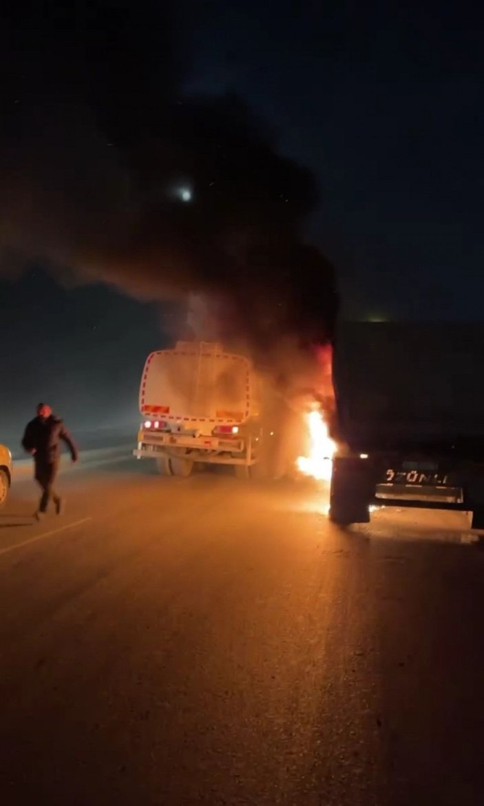 Sultangazi'de kamyondaki yangını tankerden su sıkarak söndürdüler -3