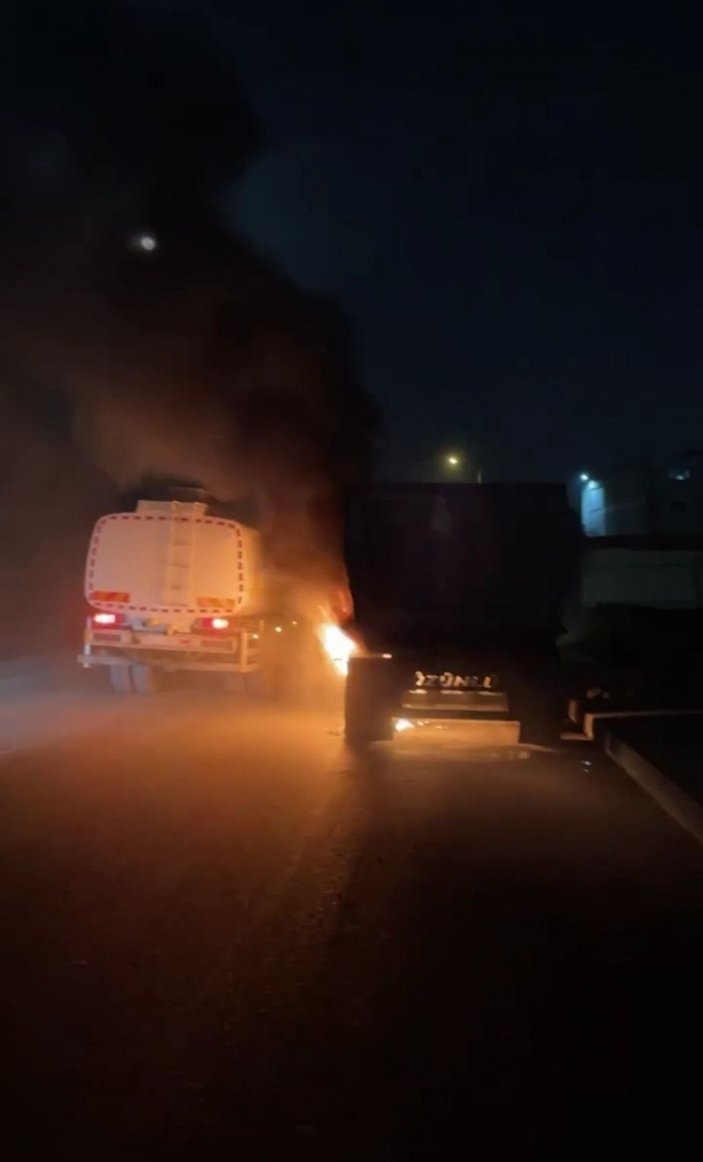 Sultangazi'de kamyondaki yangını tankerden su sıkarak söndürdüler -2