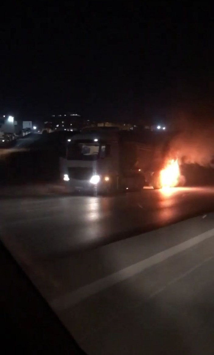 Sultangazi'de kamyondaki yangını tankerden su sıkarak söndürdüler -1